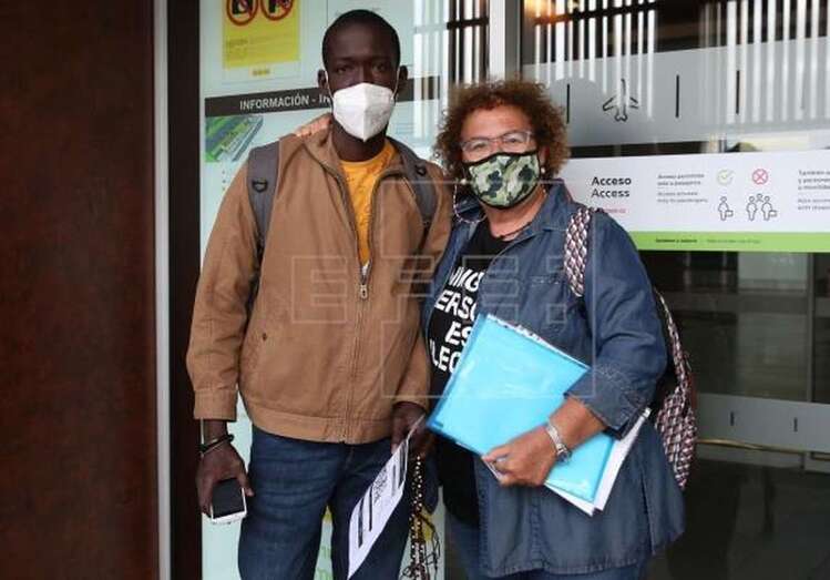 Isabel Santana junto al joven senegalés en el aeropuerto de Gran Canaria poco antes de intentar embarcar / EFE Isabel Santana